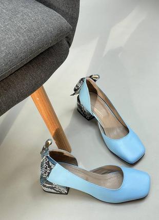Блакитні шкіряні туфлі з бантиком на невисокому каблуку9 фото