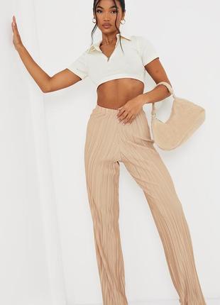 Плиссированные нюдовые брюки клёш плиссе prettylittlething.