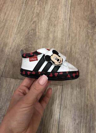 Кроссовки пинетки на малыша disney adidas 10,5-11 cm1 фото