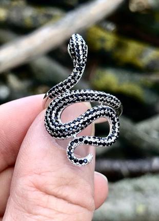 Срібна каблучка,срібне кільце 925проби »полосата змія»,змійка,рептилія з чорними та білими фіанітами.розмір 17,5