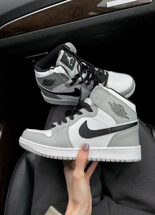 Серые джорданы кроссы серые с белым nike air jordan 1 high grey black white женские.5 фото