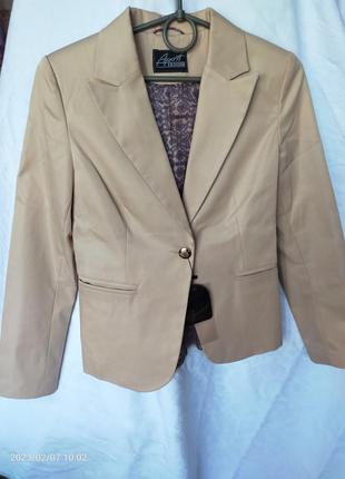 Пиджак женский бежевый продаю