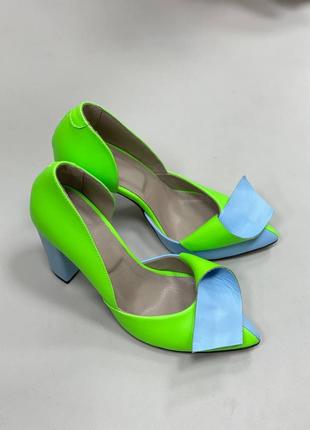 Женские туфли из натуральной кожи ярко салатового цвета с голубым бантиком2 фото