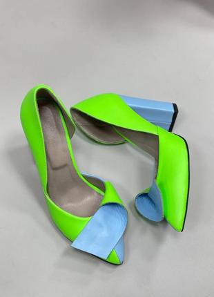 Женские туфли из натуральной кожи ярко салатового цвета с голубым бантиком6 фото