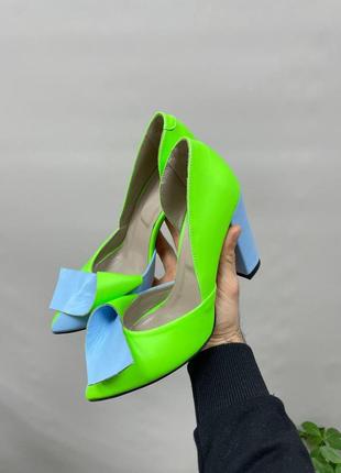 Женские туфли из натуральной кожи ярко салатового цвета с голубым бантиком9 фото