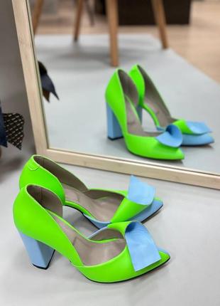 Женские туфли из натуральной кожи ярко салатового цвета с голубым бантиком3 фото