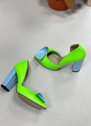 Женские туфли из натуральной кожи ярко салатового цвета с голубым бантиком8 фото