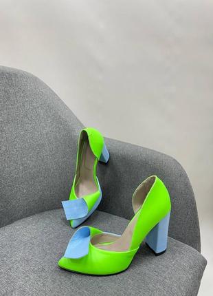 Женские туфли из натуральной кожи ярко салатового цвета с голубым бантиком7 фото
