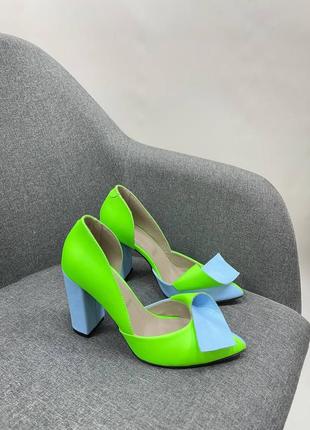 Женские туфли из натуральной кожи ярко салатового цвета с голубым бантиком10 фото