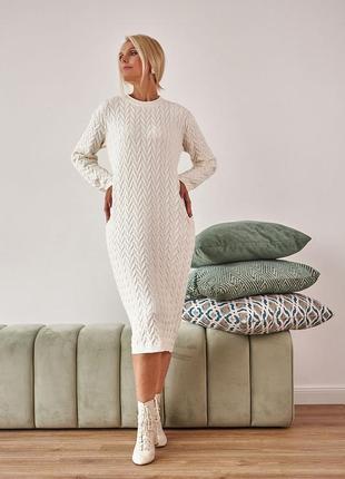 Тепленька в'язана сукня з "косами"