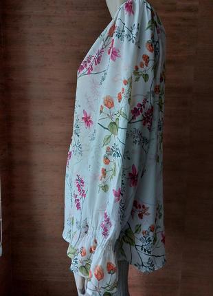 💕🌸💕 шикарна блузка квіти з оригінальним декольте3 фото