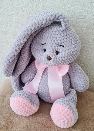 Кролик / зайчик из плюшевой пряжи. вязанная игрушка. амигуруми