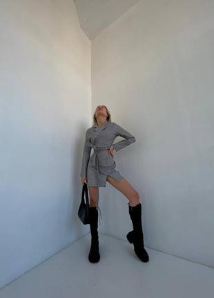 Твидовый костюм трендовый женский комплект в гусиную лапку черный белый укороченный жакет на запах пиджак юбка юбка мини с разрезом3 фото