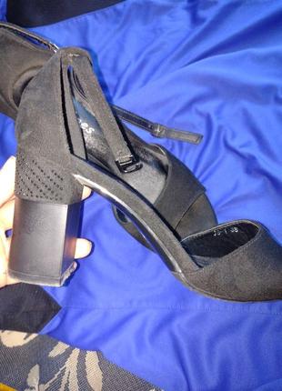 Туфлі на високих підборах