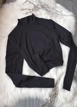 Чорний гольф/водолазка в рубчик з відкритою спинкою від bershka