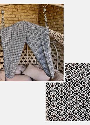 Класичні плотні штани в геометричний принт