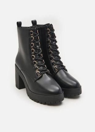 Ботінки ботільйони черевики жіночі чорні на каблуку 39 р стильні модні демісезонні чоботи короткі