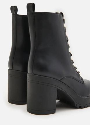 Ботінки ботільйони черевики жіночі чорні на каблуку 39 р стильні модні демісезонні...
