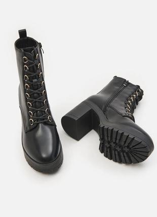 Ботінки ботільйони черевики жіночі чорні на каблуку 39 р стильні модні демісезонні...