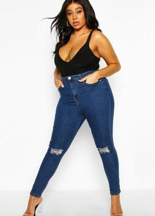 Мегакруті стрейчеві джинси скіні з рваностями на колінах висока посадка батал boohoo