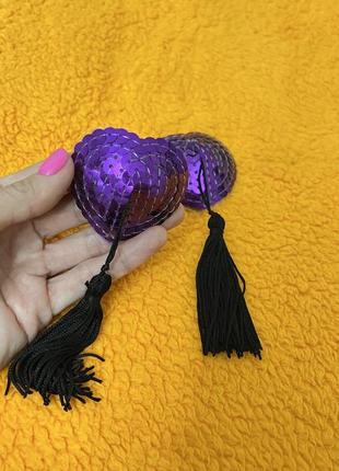 Фиолетовые наклейки стики на грудь пайэтки сердечки с кисточками5 фото