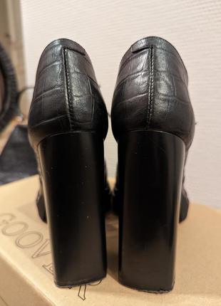 Goover, украинский бренд, ботинки женские черные, кожаные рептилия на каблуке9 фото
