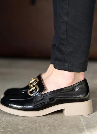 Стильні туфлі лакові без шнурків чорні на плоскій підошві без каблука демі,демісезонні...