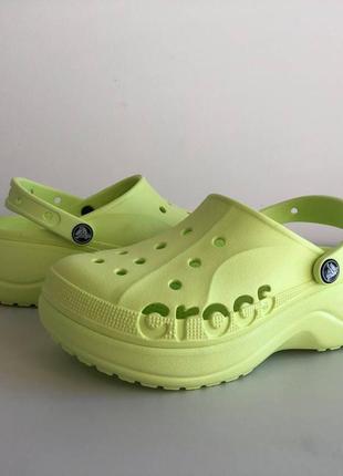 Крокси зелені салатові на платформі сабо шльопанці crocs baya platform clog