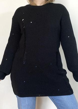 Светрик з рваностями.