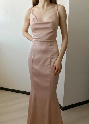 Пудрово розова довга вечірня сукня на бретелях7 фото