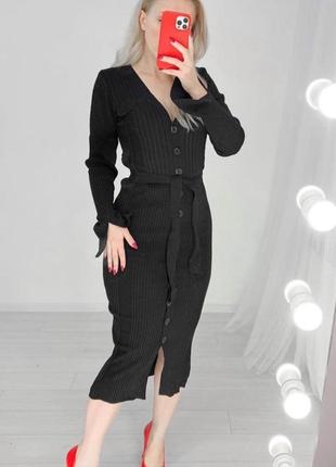 Черное платье в рубчик