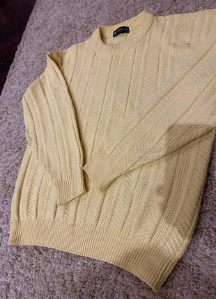 Нежно желтый свитер