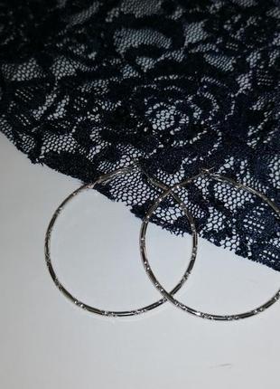 Витончені сережки-кільця з фактурною різьбою3 фото