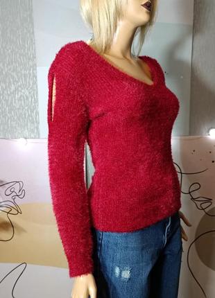 Пушистый свитер вишневого цвета с разрезами на рукавах1 фото