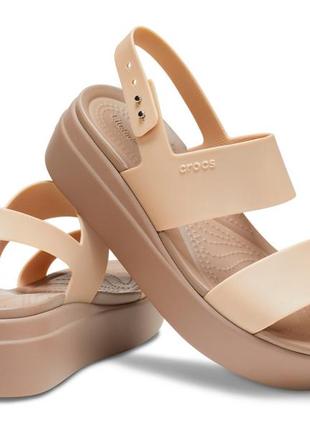 Sale! crocs aper brooklyn low wedge metallic босоножки крокс женские.