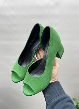 Женские туфли из натуральной замши зеленого цвета с открытым носиком 6 см