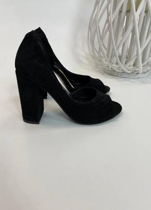 Женские туфли из натуральной замши черного цвета с открытым носиком на каблуке 9 см1 фото