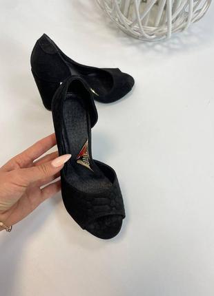 Женские туфли из натуральной замши черного цвета с открытым носиком на каблуке 9 см2 фото