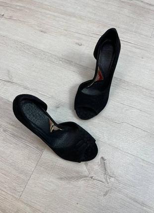 Женские туфли из натуральной замши черного цвета с открытым носиком на каблуке 9 см3 фото