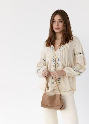 Вышиванка на пуговицах с цветочными узорами гладью