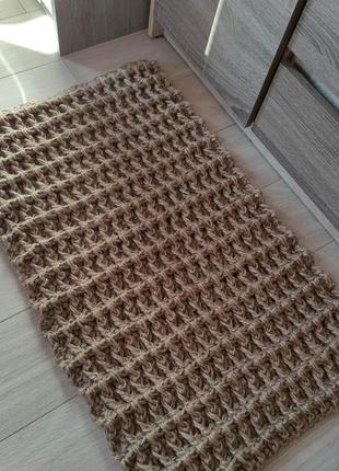 Невеликий плетений килимок. маленький джутовий килим. килим для ванної кімнати.