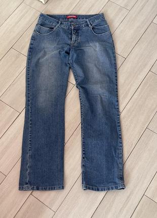Синие джинсы на низкой посадке