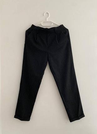 Чёрные женские штаны в полоску2 фото
