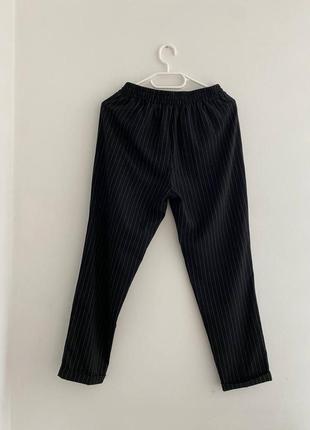 Чёрные женские штаны в полоску5 фото