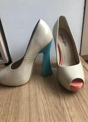 Яркие туфли с открытым носком новые