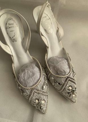 Босоножки rene caovilla белого цвета кружевные с бусинками, в наличии