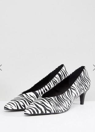 Модні актуальні туфлі в принт зебра2 фото
