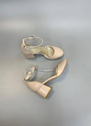 Базові бежеві шкіряні  босоніжки з закритим носком та п'яткою багато кольорів3 фото