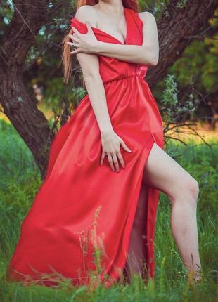 Яркое длинное платье в красном цвете с разрезом по ноге1 фото