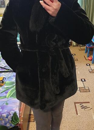 Жіноча чорна шубка